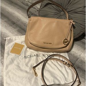 Like new! Michael Kors pebbled leather handbag!